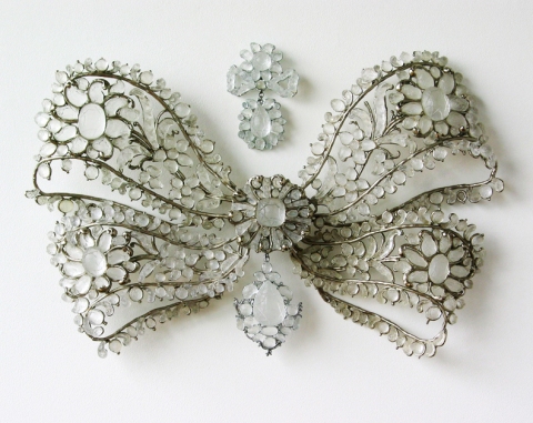T i m o t h y  H o r n Cinderella Complex (2001) Cast lead crystal, nickel-plated bronze