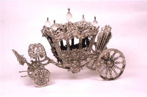 T i m o t h y  H o r n Cinderella Complex (2001) Nickel-plated bronze, hot-worked glass