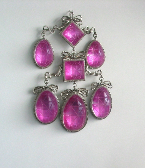 T i m o t h y  H o r n Cinderella Complex (2001) Cast lead crystal, nickel-plated bronze, Easter egg foil