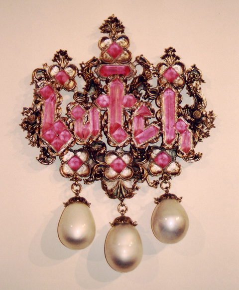 T i m o t h y  H o r n Cinderella Complex (2001) Cast lead crystal, nickel-plated bronze, mirrored blown glass
